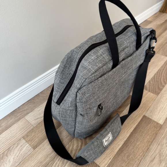Herschel Bag with suitcase sleeve - Picture 3 of 5